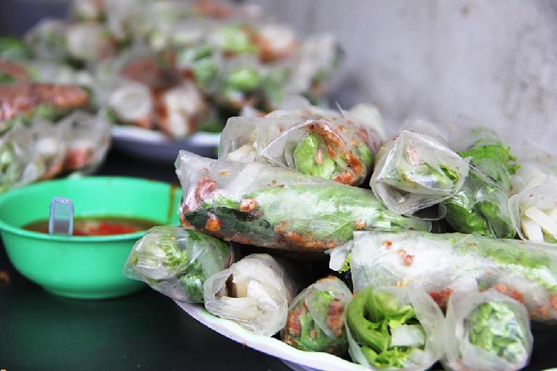 Bò bía đường An Dương Vương (quận 5): Món ăn vặt có nguyên liệu chủ yếu là củ sắn (củ đậu) xào, cuốn với rau sống, ruốc khô. Giá mỗi cuốn bò bía khoảng 3.000 đồng. Ảnh: Thái Nguyễn.