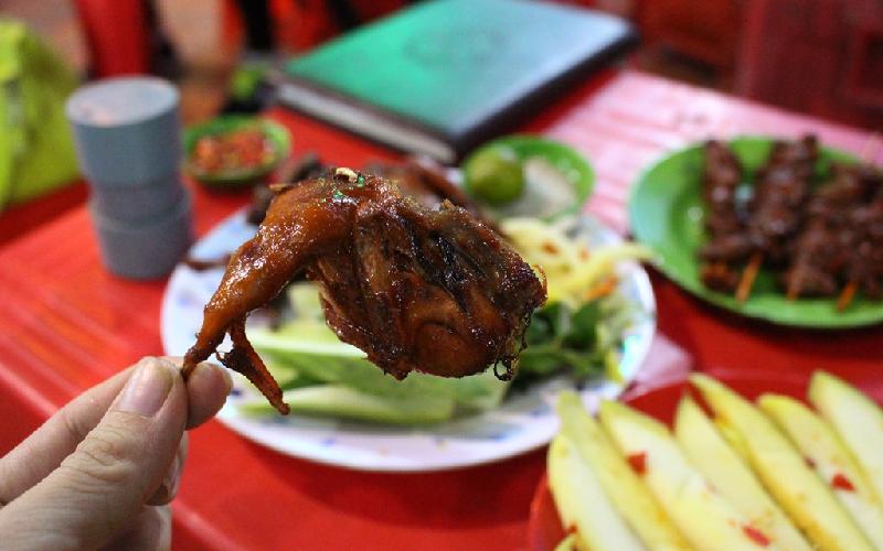 Cút chiên bơ đường Đồng Nai (quận 10) hút khách với phần thịt thơm mềm, thấm đều gia vị ăn kèm nước sốt đậm đà, dưa leo, đồ chua, rau răm.