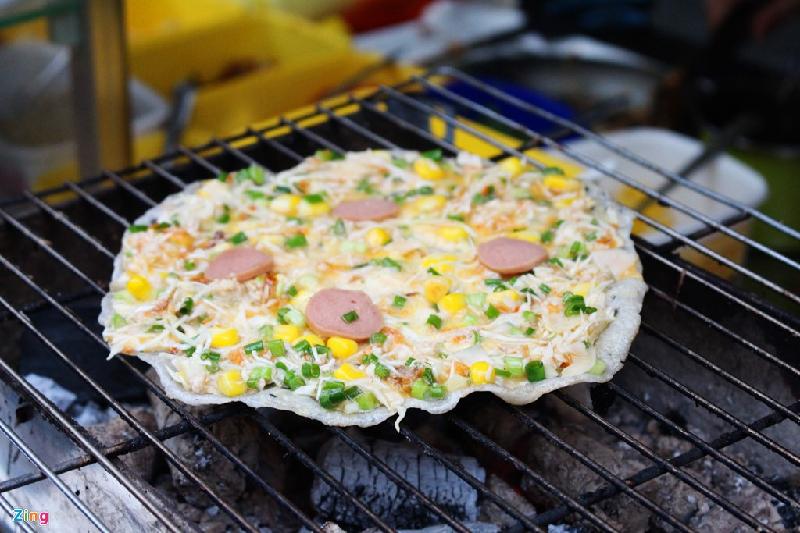Bánh tráng nướng đường Cao Thắng (quận 3) có nguồn gốc từ Đà Lạt. Bạn có thể tìm thấy món ăn này khắp TP.HCM. Trong đó, được biết đến nhiều nhất là phố bánh tráng nướng Cao Thắng. Bánh tráng nướng có giá từ 10.000-20.000 đồng tùy nguyên liệu bạn chọn.
