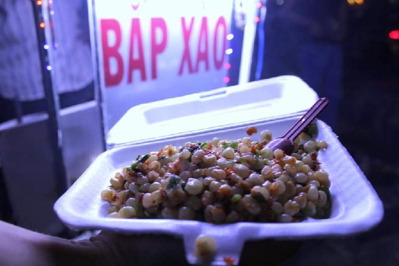 Bắp xào bơ hồ Con Rùa (quận 3) có nguyên liệu đơn giản với bắp, bơ, ruốc khô, hành lá xắt nhuyễn. Giá một phần bắp xào từ 10.000-15.000 đồng. Ảnh: Minh Quân - Ngô Khôi.
