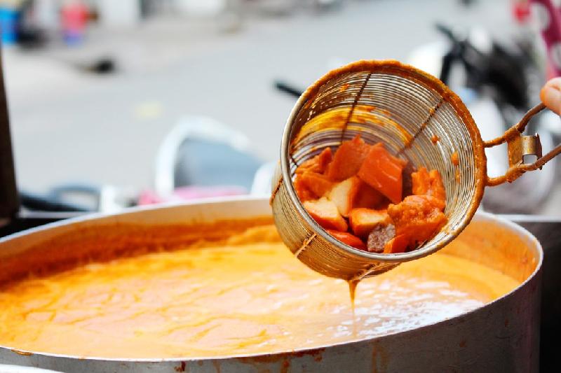 Phá lấu cổng trường Gia Định (quận Bình Thạnh) bắt đầu bán từ 15h hàng ngày. Đây là điểm ăn vặt quen thuộc của nhiều thế hệ học sinh trường và những những khách khu vực này.