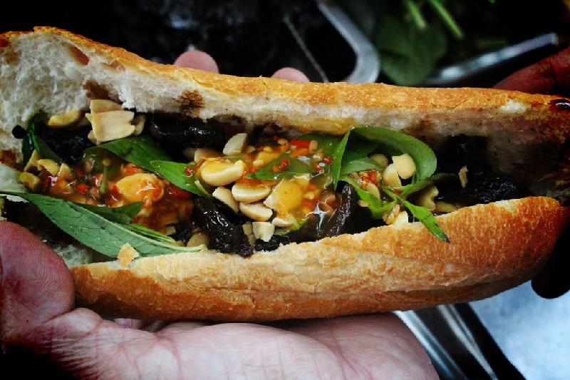 Bánh mì khô bò (quận 1) với phần nhân được làm từ phổi bò ăn kèm nước sốt, rau răm và đậu phộng. Món ăn này có giá 12.000 đồng.