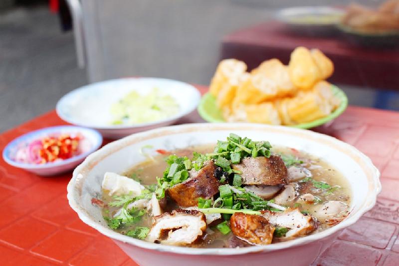 Cháo lòng Cô Ba chợ Đa Kao (quận 1) đã có hơn 30 năm. Một tô cháo tại đây đầy đặn với nội tạng heo được chế biến kỹ. Điểm nhấn của món ăn là dồi nhồi bằng thịt thăn, chiên vàng.