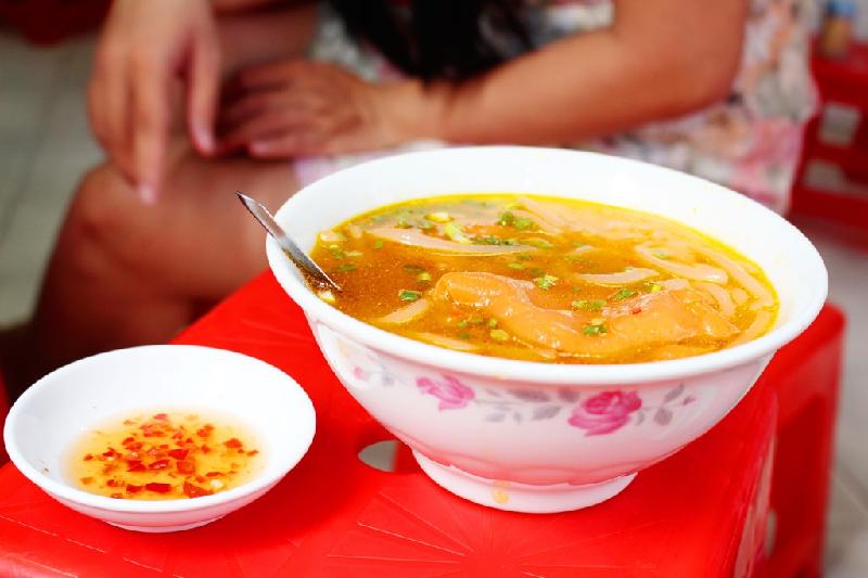 Bánh canh Nguyễn Phi Khanh (quận 1) hay còn gọi là bánh canh 60 phút. Cách gọi này xuất phát từ lúc mở bán đến khi hết chỉ khoảng một tiếng.