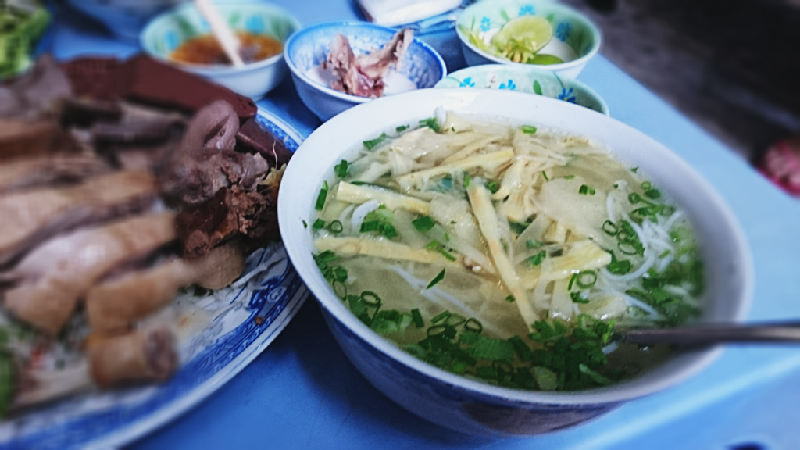 Bún vịt Lê Văn Sỹ (quận Tân Bình) bắt đầu bán từ 15h nhưng khoảng 14h30 đã có nhiều người xếp hàng để được phục vụ.
