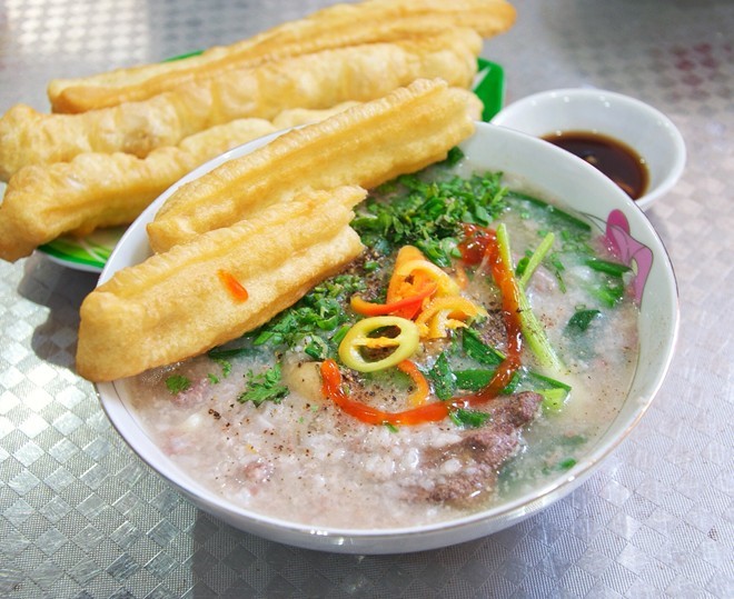 Cháo Tiều chợ Bàn Cờ (quận 3) được nấu theo phương pháp chế biến của người Tiều. Cháo ăn kèm thịt bằm, lòng heo, trứng gà... Giá một tô cháo tùy thuộc vào nguyên liệu bạn chọn...