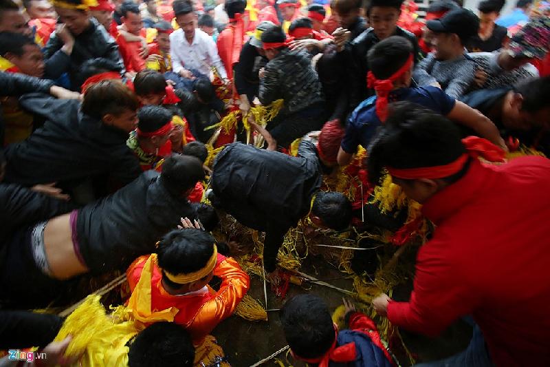 Những hình ảnh phản cảm tại mùa lễ hội đầu năm hình ảnh 3 Lễ hội đền Gióng tại xã Phù Linh, huyện Sóc Sơn (Hà Nội) nổi bật là màn rước hoa tre (làm bằng những thanh tre dài khoảng 50 cm, đường kính khoảng 1 cm, đầu tre tuốt bông và nhuộm màu) tượng trưng cho roi ngựa của Thánh Gióng. Hoa tre sau khi dâng lên đền Thượng sẽ được rước xuống đền Hạ rồi phát cho người dự hội để cầu may. Tuy nhiên, khi chưa kịp phát, nhiều người lao vào cướp để lấy lộc đầu năm tạo nên hình ảnh không đẹp trong mắt du khách tham dự lễ hội. Ảnh: Lê Hiếu.