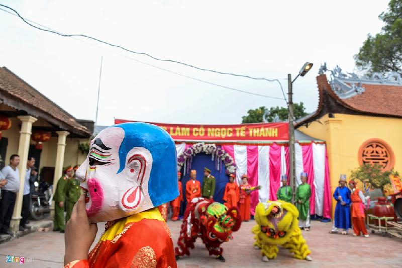 Những hình ảnh phản cảm tại mùa lễ hội đầu năm hình ảnh 8 Sau nhiều tranh cãi, lễ hội chém lợn Ném Thượng (Bắc Ninh) đã tiến hành quây rạp kín để khai đao bên trong. Mặc dù du khách không được chứng kiến tận mắt nhưng thủ tục này vẫn bị cho là dã man cần phải loại bỏ. Còn dân làng thì vẫn muốn níu kéo nghi lễ truyền thống từ hàng trăm năm qua. Ảnh: Quỳnh Trang.