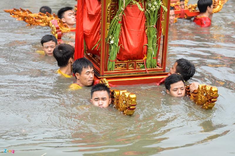 Những hình ảnh phản cảm tại mùa lễ hội đầu năm hình ảnh 9 Không phải dạng lễ hội có sự xuất hiện của sự cuồng tín nhưng lễ hội chùa Phượng Vũ, Thái Bình (hay còn gọi là chùa Múa) được cho là kỳ dị. Nổi bật trong đó là màn trai tráng ngâm mình dưới nước 5 giờ để rước kiệu. Nhiều ý kiến độc giả cho rằng, tiết mục này kỳ dị: