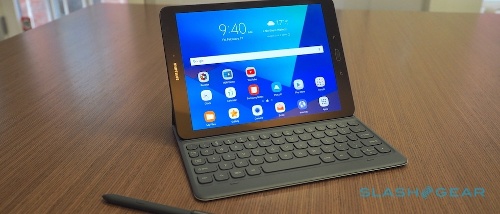 Có thể thấy, thiết kế của Samsung Galaxy Tab S3 là hầu như không thay đổi so với người tiền nhiệm Galaxy Tab S2 với màn hình cỡ 9,7 inch. Máy tiếp tục gắn bó với tỷ lệ màn hình 4:3 tương tự như trên iPad. 