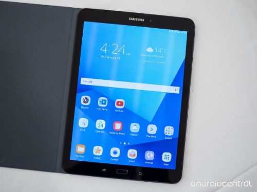 Có lẽ Samsung đã nhận thấy màn hình của Galaxy Tab S2 đã thực sự rất tốt, vì vậy bản nâng cấp Galaxy Tab S3 vẫn giữ nguyên kích thước 9,7 inch với độ phân giải không đổi 2.048 x 1.536 pixel cho mật độ điểm ảnh đạt 264 ppi. Vẫn là tấm nền Super AMOLED quen thuộc giúp hình ảnh hiển thị sắc nét và màu sắc rực rỡ. 