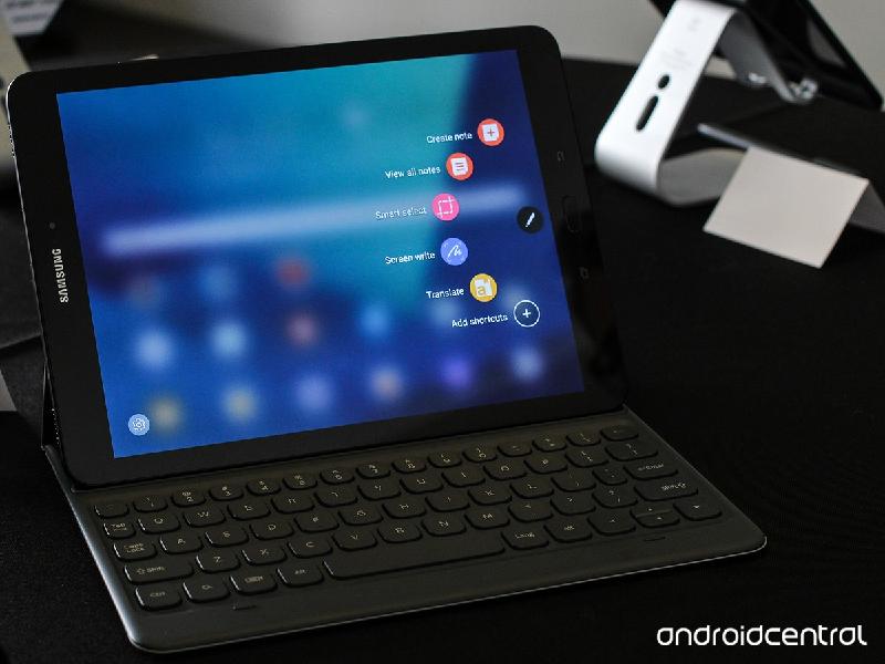 Samsung Galaxy Tab S3 được cài đặt sẵn Android 7.0 Nougat với giao diện phần mềm Grace UX. Giống như người tiền nhiệm, chế độ đa cửa sổ là không thể thiếu nhưng bây giờ đã được tối ưu hóa. Vì vậy, chúng ta có thể mong đợi một trải nghiệm người dùng tốt hơn.