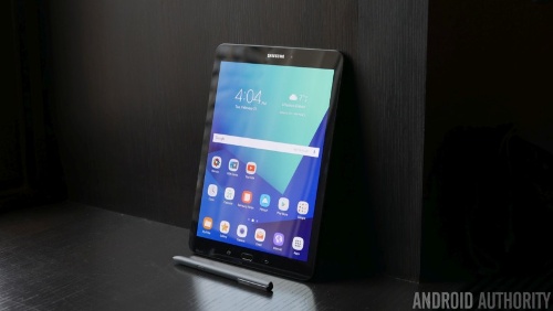 Phần cứng trên Samsung Galaxy Tab S3 hứa hẹn mang đến trải nghiệm giống như trên Galaxy S7, là một thiết bị lý tưởng cho các game thủ, vì hỗ trợ game đồ họa cao và tỏa nhiệt rất ít. Theo đó Galaxy Tab S3 được trang bị bộ vi xử lý lõi tứ Qualcomm Snapdragon 820 tốc độ 2,15 GHz, RAM 4GB, bộ nhớ trong 32GB nhưng có thể mở rộng tối đa 256GB thông qua khe cắm thẻ nhớ mở rộng.