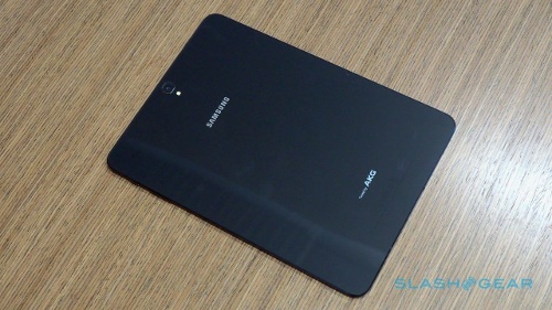 Để tối ưu hóa cho nhu cầu chơi game trên Galaxy Tab S3, máy trang bị hay chế độ là Game mode và Game Explorer nhằm ngăn chặn các thông báo và cung cấp các tính năng bổ sung như quay video màn hình và ghi âm đồng thời, chụp ảnh màn hình… Kết quả của thương vụ Samsung mua lại Harman & Kardon đã giúp cho Galaxy Tab S3 mang đến trải nghiệm nghe nhạc tốt hơn nhờ 4 loa mang thương hiệu H & K.