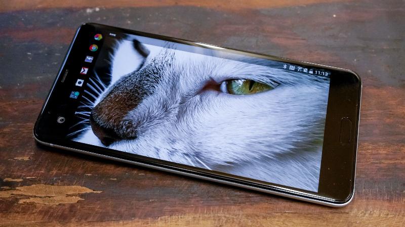 Thiết kế đẹp và khác lạ: Có thể nói HTC U Ultra là mẫu smartphone đẹp nhất của HTC ở thời điểm hiện tại. Mặc dù đều sử dụng vật liệu kính kết hợp với kim loại giống như trên các mẫu smartphone cao cấp của Samsung hay Sony, nhưng HTC có cách làm cho chiếc điện thoại của mình nổi bật hơn.