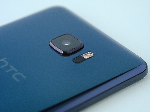 Camera tốt hơn: Nếu bạn muốn một trải nghiệm camera ấn tượng trên smartphone thì HTC U Ultra sẽ là một trong những lựa chọn tốt vào lúc này. Thực tế HTC đang sử dụng camera giống như trên Google Pixel, mẫu điện thoại được trao giải