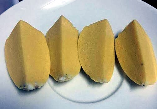 Trứng vịt dữa (vữa) là loại trứng vịt đã được ấp nhưng không nở thành con (bị hư, ung). Trong quan niệm của người Việt, món ăn này có tác dụng trị đau đầu. Nếu lần đầu tiên thưởng thức, bạn sẽ bị choáng bởi mùi khai (hôi) đặc trưng của món ăn. Ảnh: Hạ Mây/ Khám Phá.