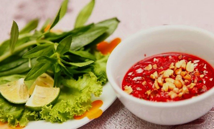 Tiết canh: Theo quan niệm của người Việt, tiết canh có tác dụng bồi bổ khí huyết. Tuy nhiên, hầu hết du khách quốc tế đều không dám thử món ăn làm từ huyết động vật còn sống. Ảnh: Vietuctimes.