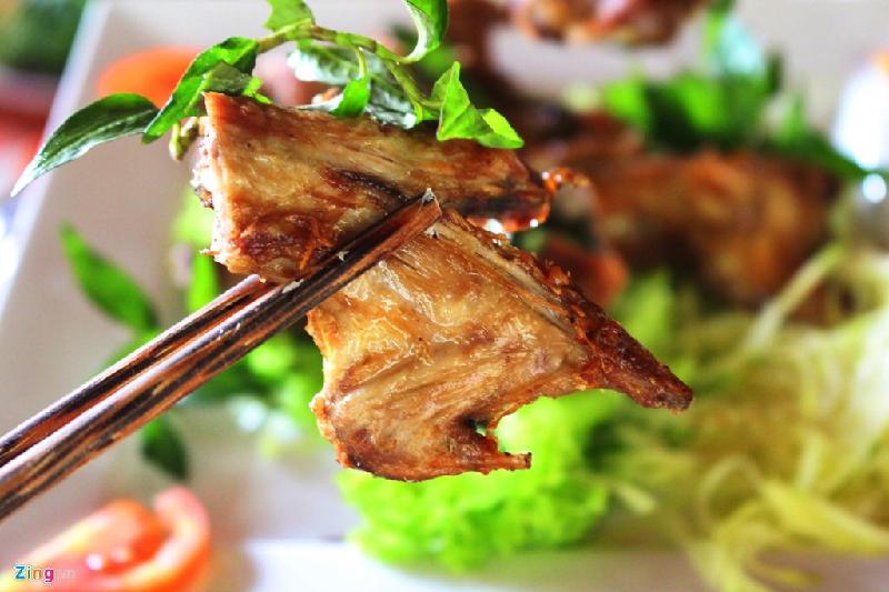 Thịt chuột đồng có mặt trong danh sách đặc sản của cả ba miền. Nguyên liệu nấu ăn này được đánh giá thơm ngon hơn thịt gà. Tuy nhiên, không ít người run run khi biết món này có trên bàn ăn, và không phải ai cũng dám thưởng thức. Ảnh: An Huỳnh.