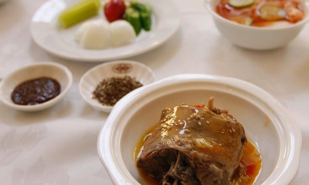 Thịt chó: Người phương Tây coi chó như bạn. Việc giết hay ăn thịt loài vật này là tàn nhẫn. Việc thịt chó được bày bán như những loại thịt khác hay số lượng quán bán món ăn này tại Việt Nam khiến nhiều người nước ngoài bất ngờ và sửng sốt. Ảnh: Reuters.