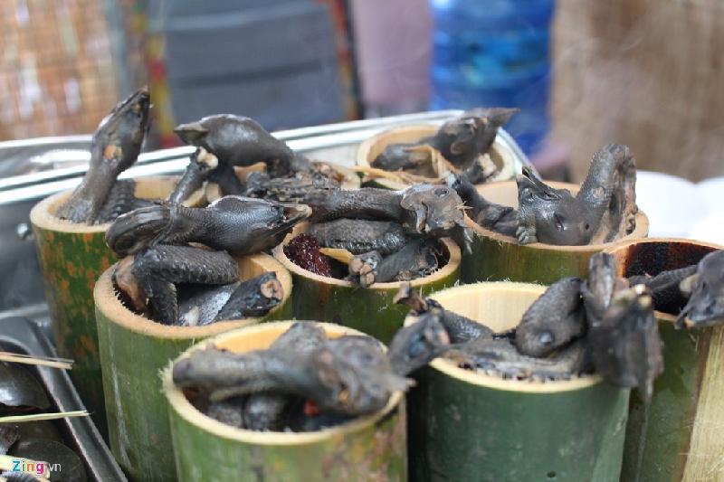 Gà nấu trong lon khiến nhiều khách nước ngoài bất ngờ về tạo hình cũng như màu sắc của món ăn. Ảnh: An Huỳnh.