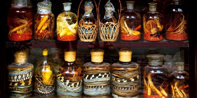 Rượu ngâm với các loại động vật như rắn, hải sâm, bìm bịp... đều không nằm trong top các món nên thử với khách nước ngoài khi đến Việt Nam. Thậm chí một số người từ chối uống khi được mời vì lo ngại vấn đề vệ sinh và an toàn thực phẩm. Ảnh:Blickwinkel
