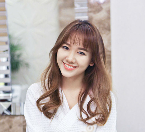 2. Hari Won  Nói đến mỹ nhân Việt mang dòng máu lai không thể không nhắc đến bã xã của Tiến Đạt là Hari Won. Là người lai Việt - Hàn nên Hari Won sở hữu làn da trắng sứ không tì vết cùng nụ cười rạng rỡ đậm chất Hàn Quốc.
