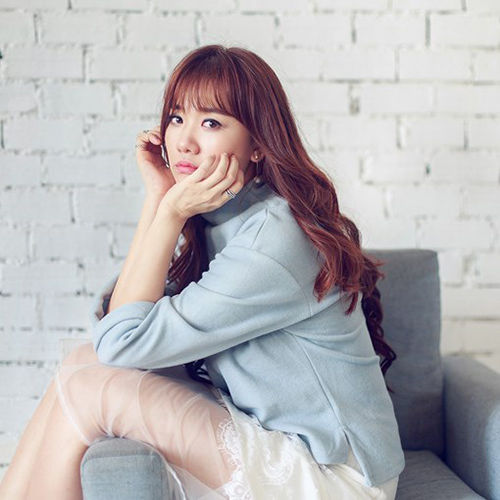 Ngoài ra cô còn thừa hưởng làn da trắng mịn màng của những cô gái Kim Chi