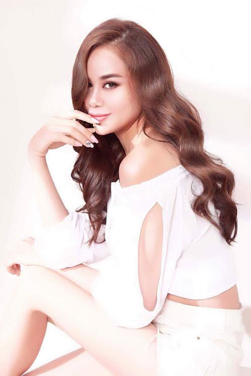 3. Sella Trương  Hoa hậu điện ảnh Sella Trương cũng là một trong những cái tên đang được nhắc đến nhiều trong thời gian gần đây. Cô gây thương nhớ cho người hâm mộ bằng làn da trắng hồng, gương mặt Vline, cùng đôi mắt sáng. Được biết, ngoại hình ấn tượng của cô là sự pha trộn hoàn hảo của 3 dòng máu Trung Quốc - Thái Lan - Việt. 