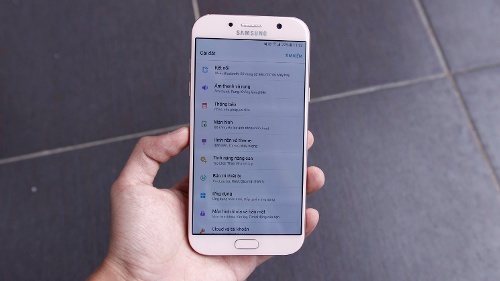 Bộ đôi Galaxy A 2017 có thiết kế tương đồng nhưng khác nhau về kích thước. Trong đó người anh Galaxy A7 2017 lớn hơn với kích thước màn hình 5,7 inch, trong khi người em Galaxy A5 2017 sở hữu màn nhỏ hơn 5,2 inch. Tuy nhiên màn hình của cả hai máy đều cùng độ phân giải Full HD 1.080p. Samsung Galaxy A7 2017 có kích thước màn hình 5,5 inch