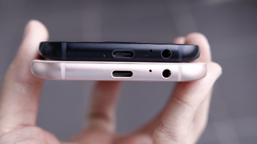 Có một cải tiến rất quan trọng trên bộ đôi này đó là Samsung đã trang bị cổng kết nối USB-C tiên tiến như trên Galaxy Note 7, thay vì sử dụng cổng kết nối truyền thống microUSB như trên Galaxy S7.
