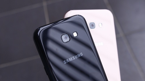 Có một điểm chung thú vị khác đó là camera chính của cả hai đều có độ phân giải 16 megapixel với ống kính khẩu độ f/1.9, tích hợp đèn flash LED đơn và cùng hỗ trợ quay video Full HD. Camera của cả hai đều có độ phân giải 16 megapixel và ống kính khẩu độ f/1.9 được thiết kế phẳng, không bị lồi. Chúng đi kèm với đèn flash đơn, có khả năng quay video Full HD nhưng không hỗ trợ ống kính chống rung OIS.