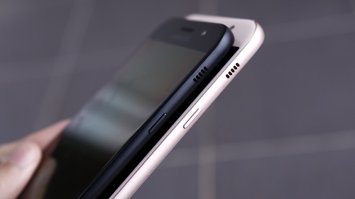 Ngay cả vị trí loa ngoài cũng như nút bấm nguồn ở cạnh phải của cả Galaxy A5 2017 và A7 2017 đều được Samsung thiết kế giống nhau