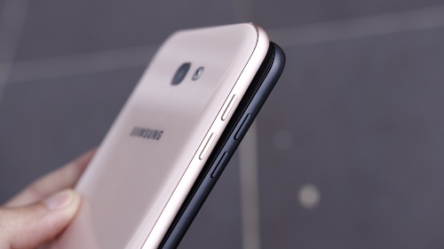 Hay cạnh bên trái với hai phím tăng giảm âm lượng tách rời cũng tương tự. Cả Galaxy A5 và A7 2017 đều sử dụng chip xử lý 8 nhân Exynos 7880 tốc độ lên tới 1,9 GHz, RAM 3GB và pin dung lượng lần lượt 3.000 mAh và 3.600 mAh tương ứng 