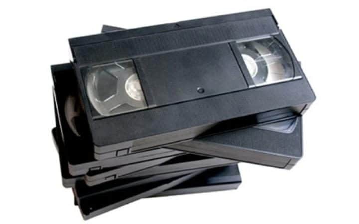 7. Băng video: Những năm 1970 - 1980, các băng video dạng cuốn với các lớp từ tính phủ trên bề mặt các lớp băng cuốn phổ biến hơn bao giờ hết. Băng cuốn được đặt trong một hộp nhựa và thời lượng lưu trữ có thể đến 5 tiếng nội dung video. Cuối những năm 1990, với sự gia tăng của các phương tiện ghi quang học như VCD, DVD, định dạng VHS dần kết thúc