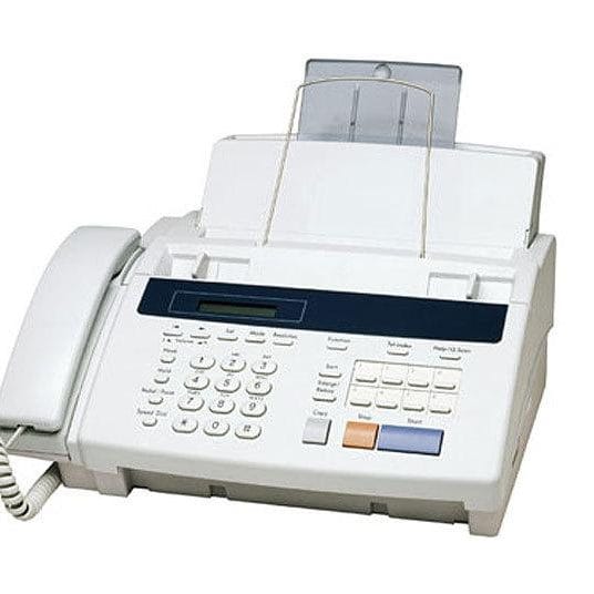 15. Máy fax: Máy fax vẫn được sử dụng ngày nay cho các hoạt động cần chữ ký theo luật pháp. Nó chỉ in 2 màu trắng và đen và phiên dịch thông qua một loạt tín hiệu tần số âm thanh.