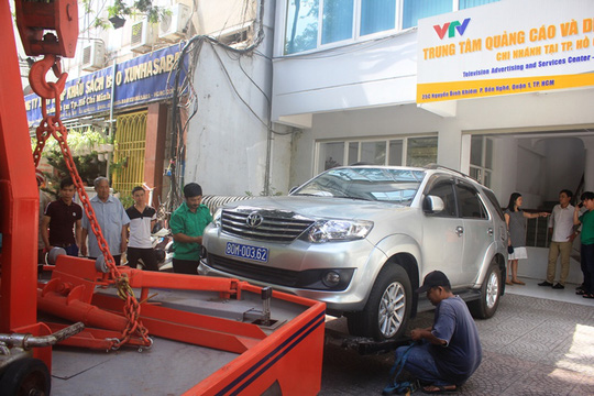 Sau đó, chiếc xe này bị cẩu về bãi tập kết