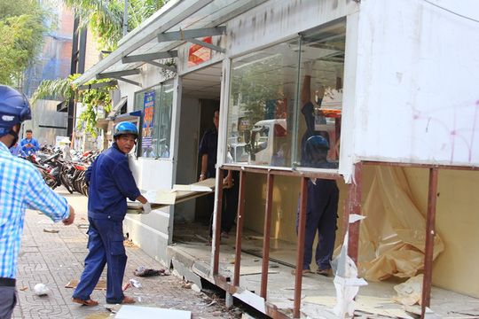 Ông Hải hỏi lãnh đạo phường trụ sở khu phố 6 xây dựng có giấy phép không nhưng lãnh đạo phường không trả lời được. Lập tức, các lực lượng như điện lực, công ích, trật tự đô thị phá khóa và khiêng đồ đạc ra ngoài trước khi tháo dỡ.