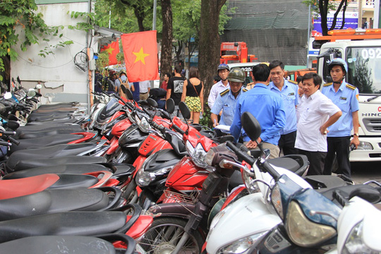 Bãi giữ xe dựng thành 2 hàng trên vỉa hè gây khó khăn cho người đi bộ bị lập biên bản. Ông Hải cho biết nếu tái phạm sẽ bị rút giấy phép