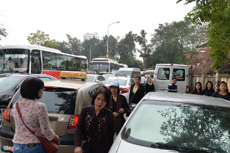 Trục đường Đặng Thai Mai dài 2 km, ôtô khách, xe con xếp hàng dài từ ngã ba Hoàng Diệu tới gần cổng vào phủ Tây Hồ, trưa 2/2 (mùng 6 tháng Giêng âm lịch). Nhiều người đi bộ từ xa vào làm lễ.
