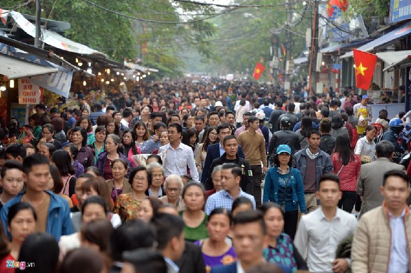 Lối vào Tam quan phủ Tây Hồ, dòng người ken đặc.