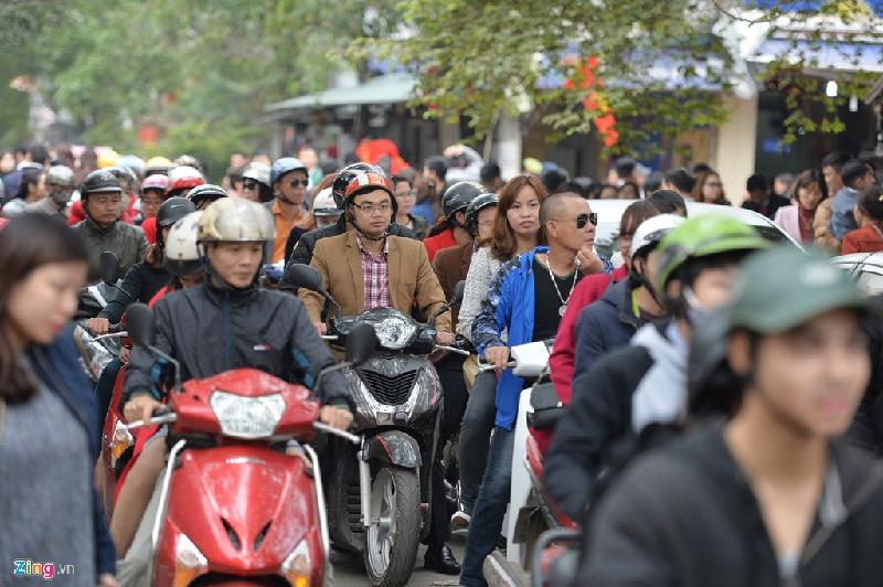 Cổng vào bãi gửi xe ùn ùn người lúc 11h trưa mùng 6 Tết.