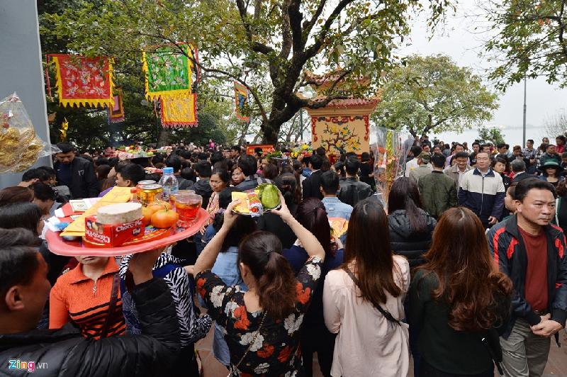 Phủ Tây Hồ Hà Nội chật kín người ngày đầu đi làm sau Tết