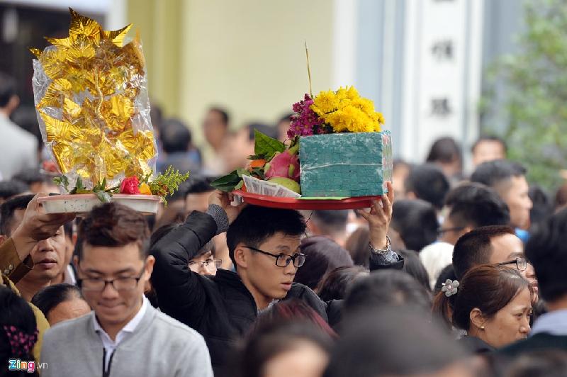 Mỗi nhóm cử ra một thành viên thông thạo việc lễ bái để vào trong khấn, người còn lại đợi bên ngoài sân.