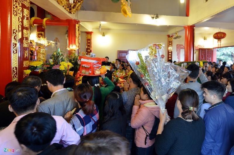 Khách phải đứng chờ nhau, khi thấy có người kia lấy ra thì người này mới có thể đặt vào.