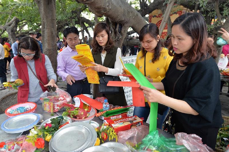 Trong số này có nhiều người là dân công sở và giới kinh doanh buôn bán, khi vừa trở lại thủ đô, họ vội vã đi lễ bái mong trong năm được tài lộc, may mắn.