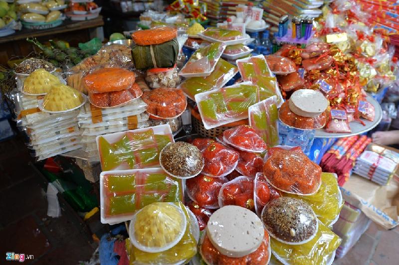 Tuy nhiên, các hàng viết sớ hay bán đồ lễ không được nhiều khách hàng lựa chọn. Có mặt tại đây, anh Dương (nhân viên một công ty viễn thông) chia sẻ phần lớn chúng tôi coi việc đi phủ Tây Hồ như một buổi du xuân và khấn vái thành tâm mà không chuẩn bị cầu kỳ như giới kinh doanh, buôn bán.