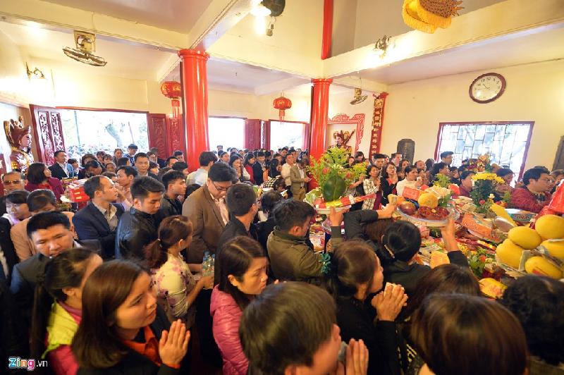 Bên trong các gian tiền tế, hậu cung, khách muốn ra vào đều phải chen lấn vất vả.