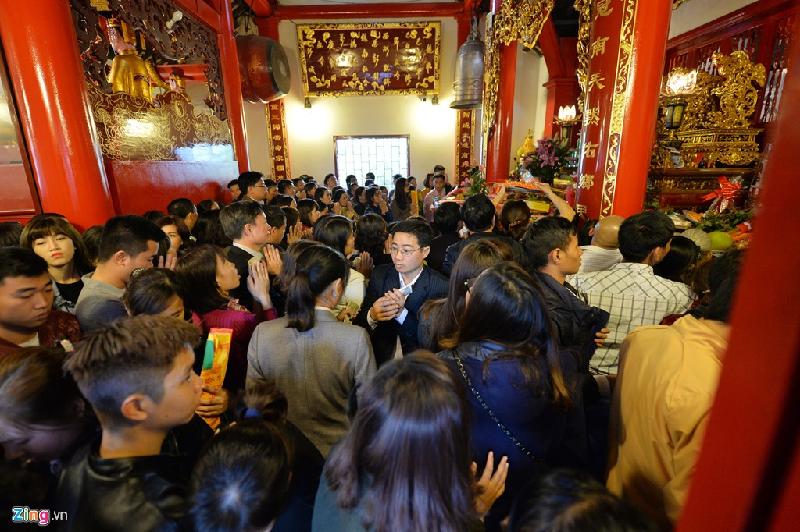 Tuy đông nhưng nhiều người đứng chắp tay vái rất lâu. Tại gian Sơn Mẫu, những người sau khi lễ xong quay ra cũng mất khá nhiều thời gian.