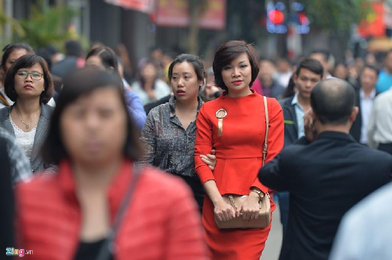 Chị Nguyễn Linh Tâm (áo đỏ, nhân viên công sở) cho biết do quá đông chị không thể làm được gì ngoài việc bái vọng rồi đi về.